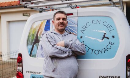 « Je suis parti de rien, juste avec mon expérience et l’envie d’entreprendre » (1) Christophe Ferré, fondateur d’Arc-en-Ciel Nettoyage à Vihiers, incarne un parcours d’artisan construit progressivement depuis 2022, porté par l’expérience et la volonté de transmettre son savoir-faire. | La Voix Lyssoise - KÉVIN NICOULEAUD