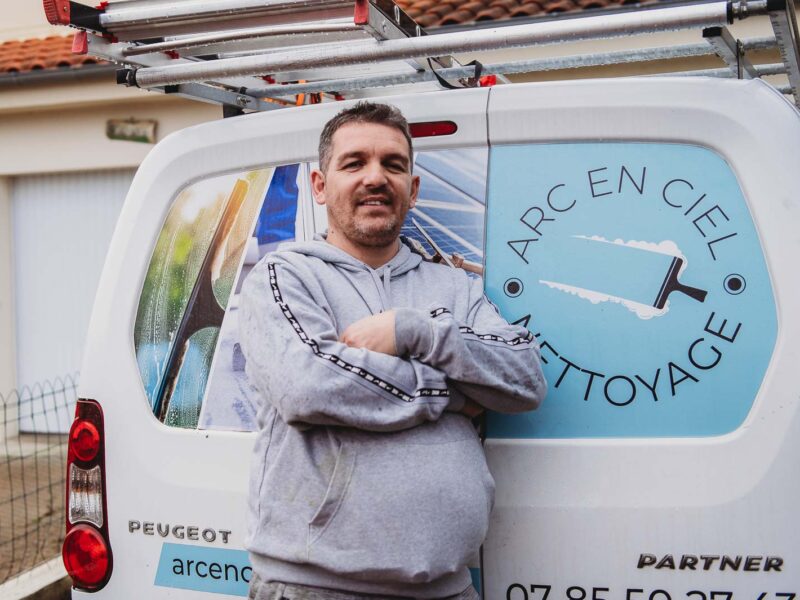 « Je suis parti de rien, juste avec mon expérience et l’envie d’entreprendre » (1) Christophe Ferré, fondateur d’Arc-en-Ciel Nettoyage à Vihiers, incarne un parcours d’artisan construit progressivement depuis 2022, porté par l’expérience et la volonté de transmettre son savoir-faire. | La Voix Lyssoise - KÉVIN NICOULEAUD