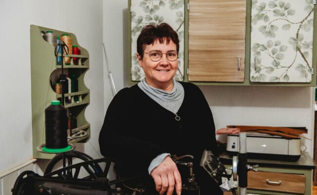 « Même à 53 ans, on peut se réinventer » Roselyne Marolleau et l’Atelier PICOCUIR (2) Roselyne Marolleau dans son atelier à Trémont, où elle répare et crée des articles en cuir après une reconversion professionnelle entamée à plus de 50 ans. | La Voix Lyssoise - KÉVIN NICOULEAUD