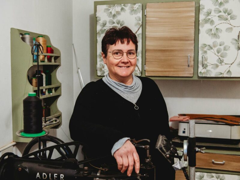 « Même à 53 ans, on peut se réinventer » Roselyne Marolleau et l’Atelier PICOCUIR (2) Roselyne Marolleau dans son atelier à Trémont, où elle répare et crée des articles en cuir après une reconversion professionnelle entamée à plus de 50 ans. | La Voix Lyssoise - KÉVIN NICOULEAUD