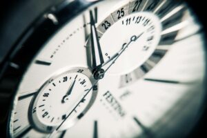 Une horloge avancée d’une heure symbolise le passage à l’heure d’été ce week-end | Image par SplitShire de Pixabay