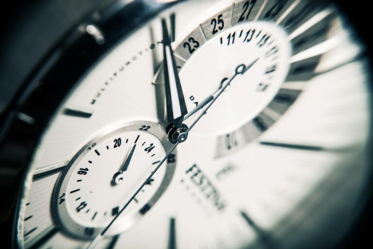 Une horloge avancée d’une heure symbolise le passage à l’heure d’été ce week-end | Image par SplitShire de Pixabay