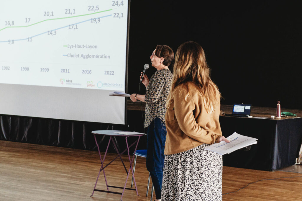 Élisabeth Artaud et Mélodie Delepine lors d’une réunion publique ont présenté le bilan du diagnostic PréSA à la salle des loisirs Leclerc à Vihiers, mardi 28 avril | La Voix Lyssoise - KÉVIN NICOULEAUD