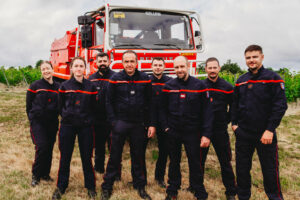 Samedi 6 juin , les sapeurs-pompiers de Nueil-sur-Layon ont réalisé leur traditionnelle photo de calendrier avec l’engagement de soutenir cette année encore l'Œuvre des Pupilles. | La Voix Lyssoise - KÉVIN NICOULEAUD