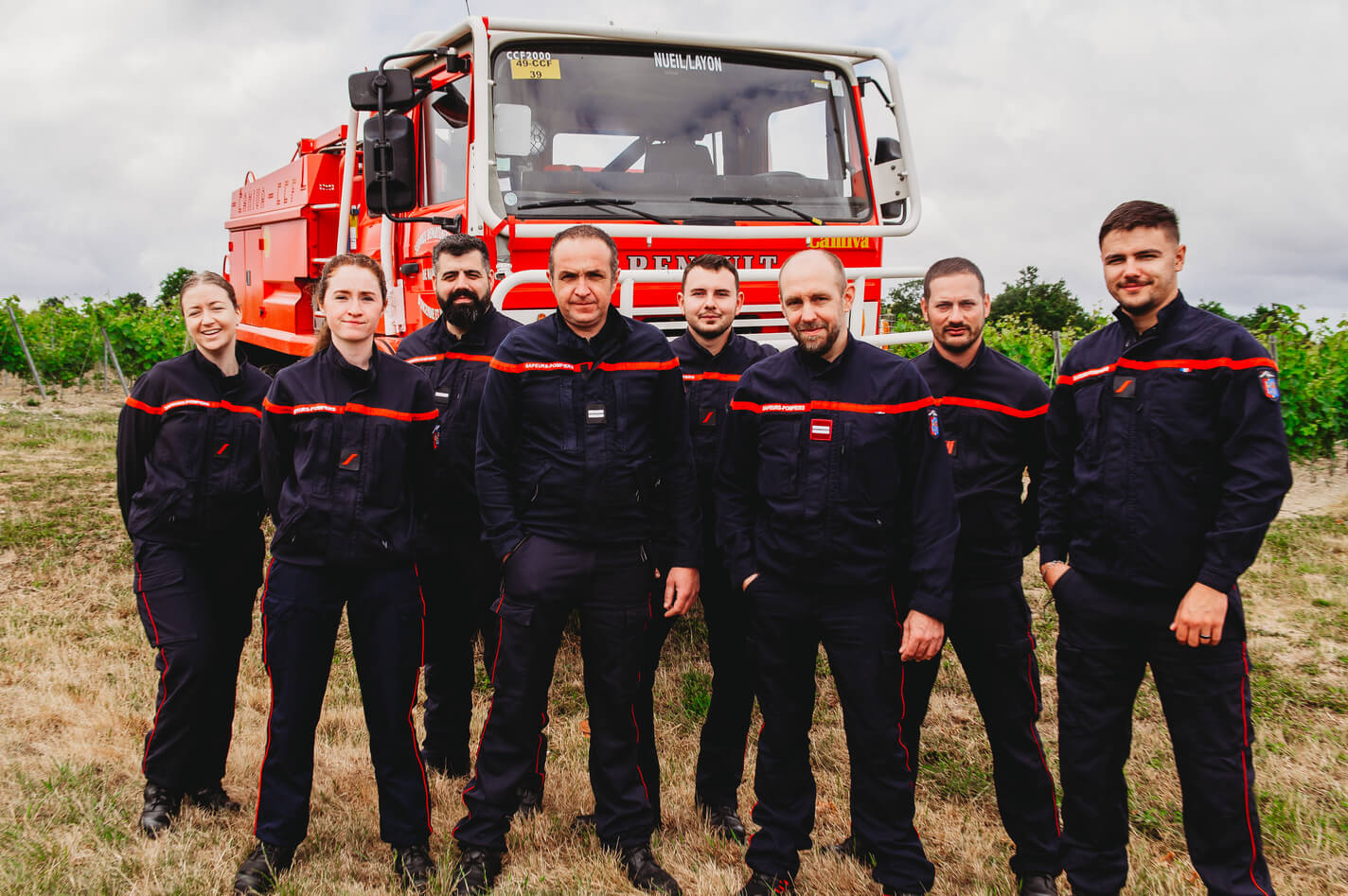 Samedi 6 juin , les sapeurs-pompiers de Nueil-sur-Layon ont réalisé leur traditionnelle photo de calendrier avec l’engagement de soutenir cette année encore l'Œuvre des Pupilles. | La Voix Lyssoise - KÉVIN NICOULEAUD