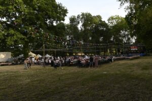 Plus de 600 repas ont déjà été servis ce samedi 13 juin lors de la première soirée guinguette organisée par l'Association des Jeunes du Layon sur les bords du Layon à Nueil-sur-Layon. | La Lyssoise - KÉVIN NICOULEAUD