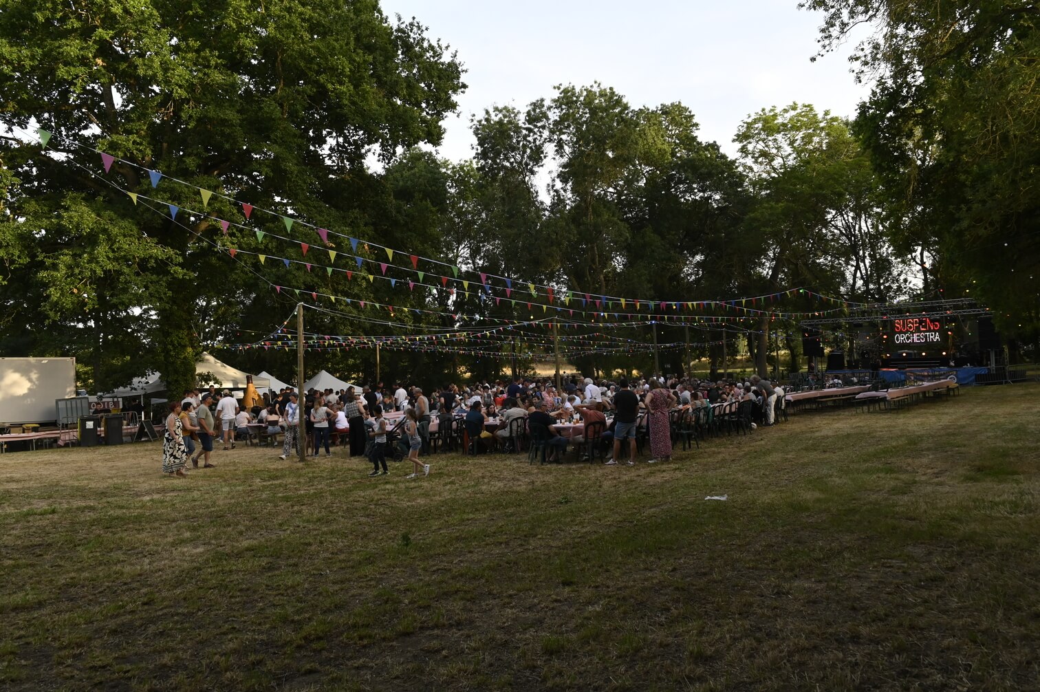 Plus de 600 repas ont déjà été servis ce samedi 13 juin lors de la première soirée guinguette organisée par l'Association des Jeunes du Layon sur les bords du Layon à Nueil-sur-Layon. | La Lyssoise - KÉVIN NICOULEAUD