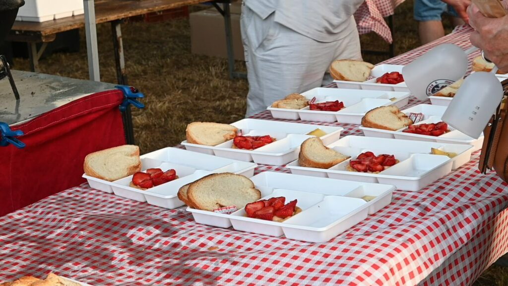 Plus de 600 repas ont déjà été servis ce samedi 13 juin lors de la première soirée guinguette organisée par l'Association des Jeunes du Layon sur les bords du Layon à Nueil-sur-Layon. | La Lyssoise - KÉVIN NICOULEAUD