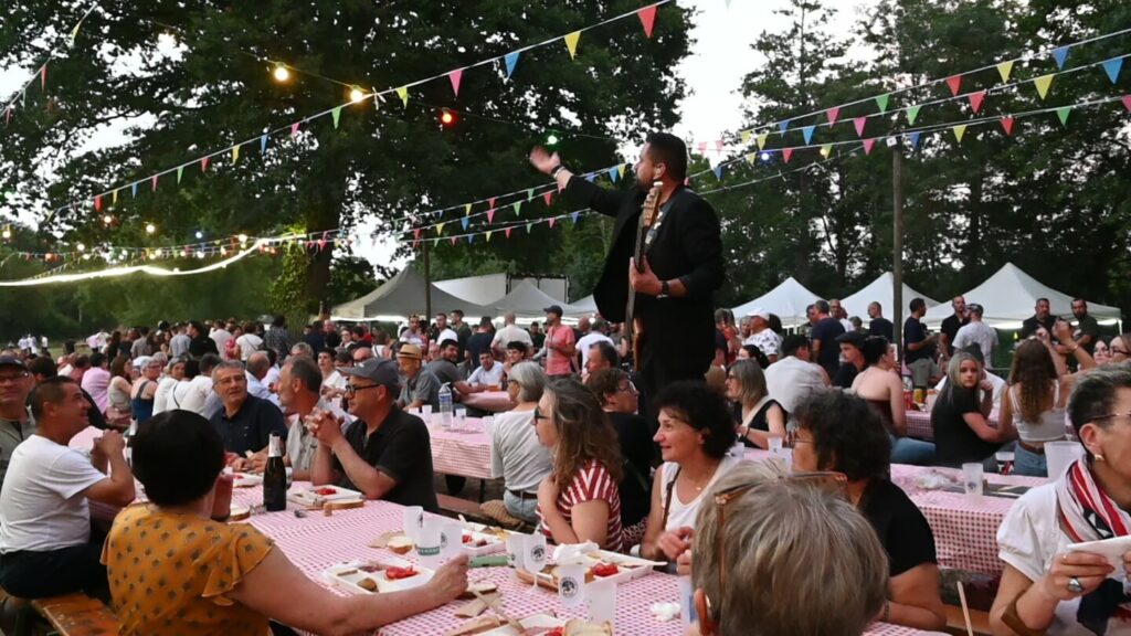 Plus de 600 repas ont déjà été servis ce samedi 13 juin lors de la première soirée guinguette organisée par l'Association des Jeunes du Layon sur les bords du Layon à Nueil-sur-Layon. | La Lyssoise - KÉVIN NICOULEAUD