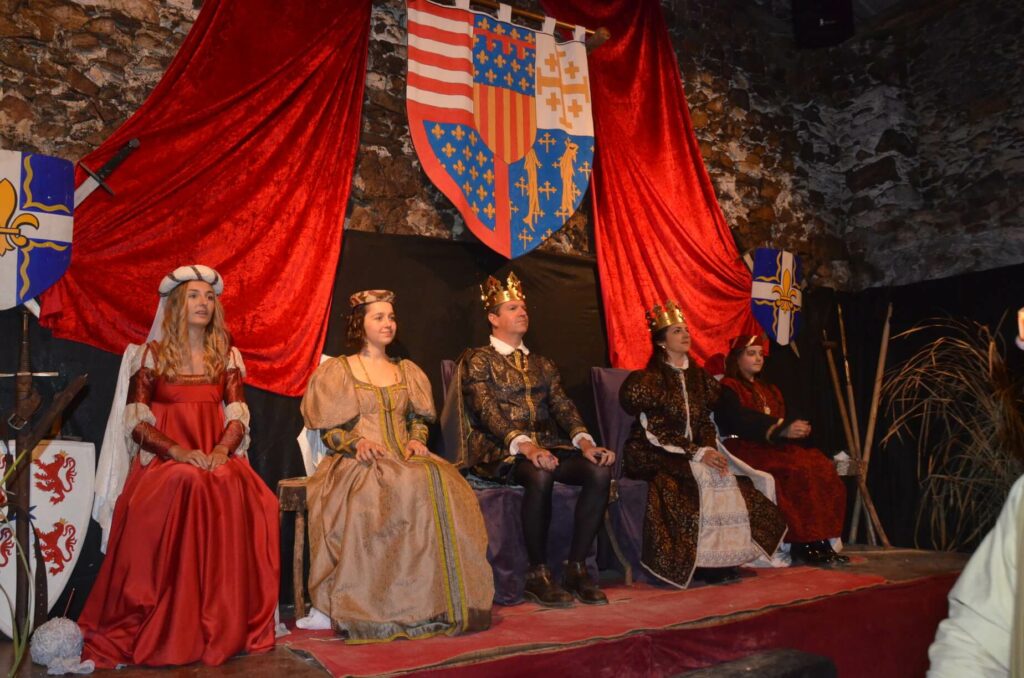 Les bénévoles d'AMILYS recréent un univers immersif pour chaque édition de leur dîner-spectacle. | AMILYS