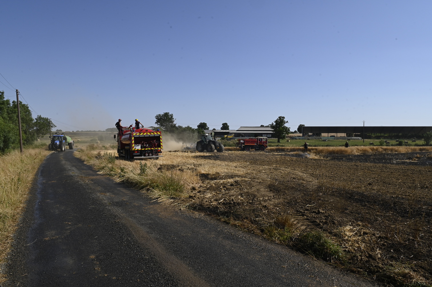 Les sapeurs-pompiers de Vihiers et de Doué-la-Fontaine sont intervenus, mercredi 17juin, lors d'un incendie survenu au lieu-dit de l’Étang à Nueil-sur-Layon | La Lyssoise - KÉVIN NICOULEAUD