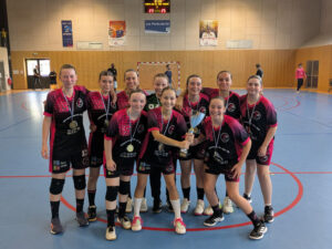Samedi 13 juin , les U15 féminines du HBC Vihiers célébrant leur victoire en Coupe de l’Anjou après la séance de tirs au but | HBC Vihiers