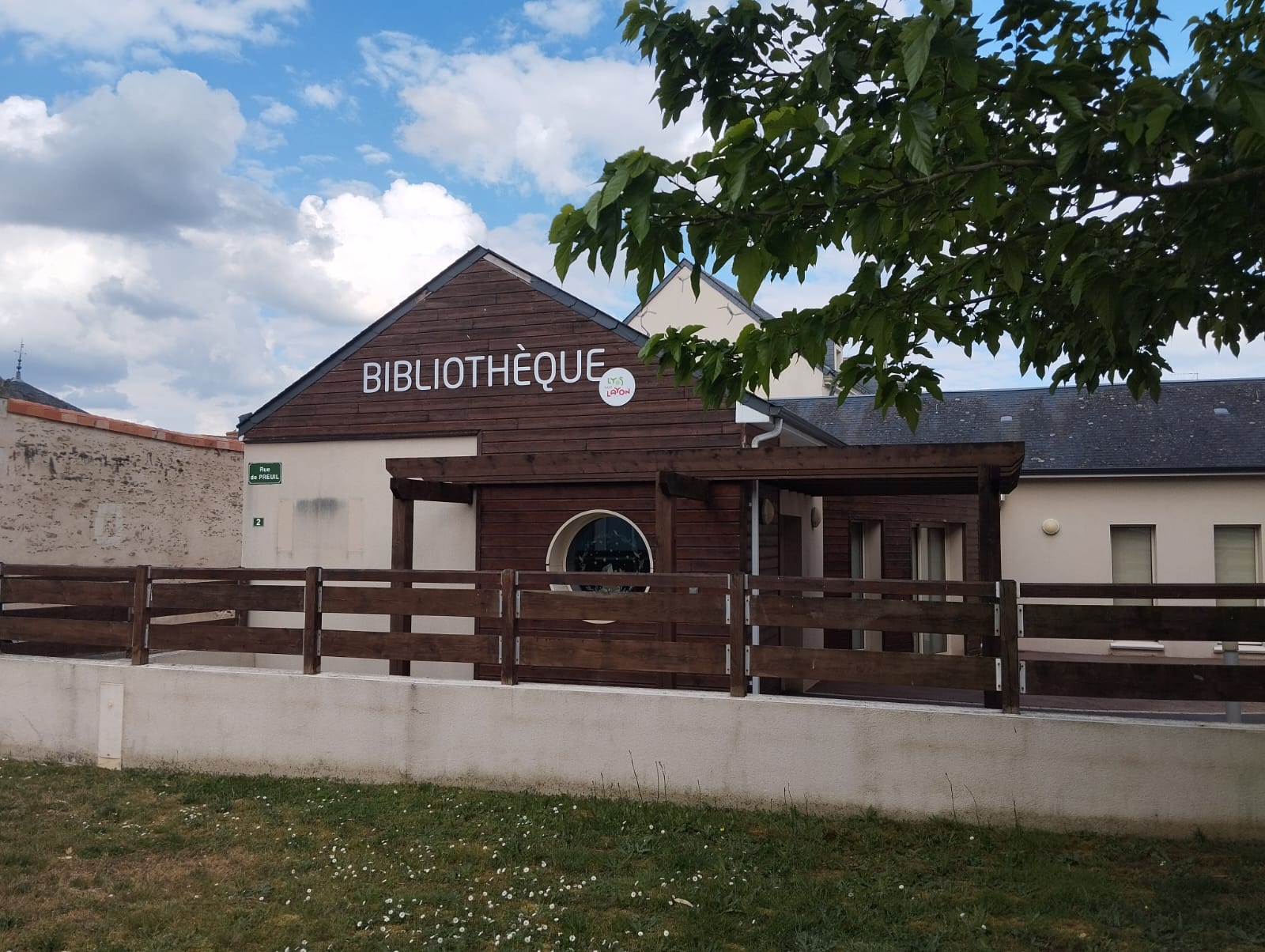Une balade littéraire gratuite organisée par les bénévoles de la bibliothèque de Nueil-sur-Layon sera proposée à 17 h en compagnie de la poète Selim-a Atallah Chettaoui. | La Lyssoise - KÉVIN NICOULEAUD