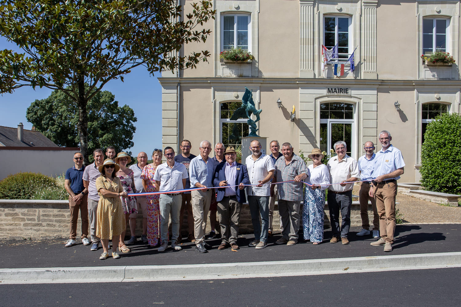 Les élus, les partenaires et les entreprises ont inauguré les travaux d'effacement des réseaux et de réfection de la voirie aux Cerqueux-sous-Passavant, mardi 7 juillet | Siéml