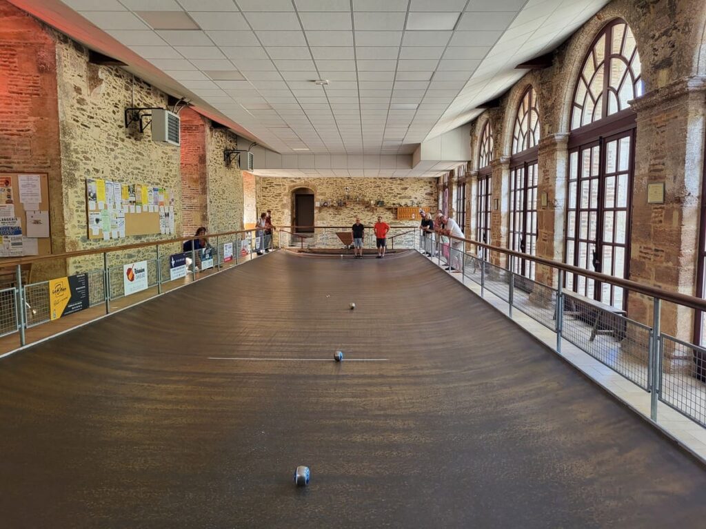 Les membres du FCL Tennis de table de Vihiers et leurs homologues de Whalley ont partagé un moment de boule de fort à Valanjou lors d'échanges sportifs et culturels à Lys-Haut-Layon | FCL Tennis de table de Vihiers