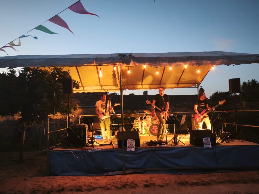 Entre 400 et 450 personnes ont participé à la fête de la musique organisée par le Comité des fêtes de Tigné, vendredi 19 juin, place Brussy | Comité des fêtes de Tigné
