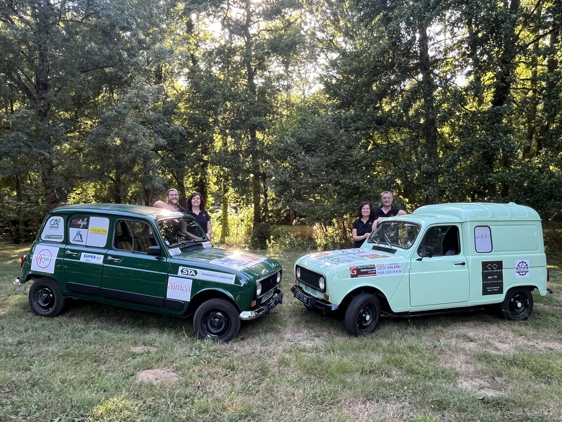 Mélody, Vincent, Mickaël et Nadia prendront le départ du Blue Rally Europe à bord de deux Renault 4L pour soutenir trois associations solidaires | Les 4 Red