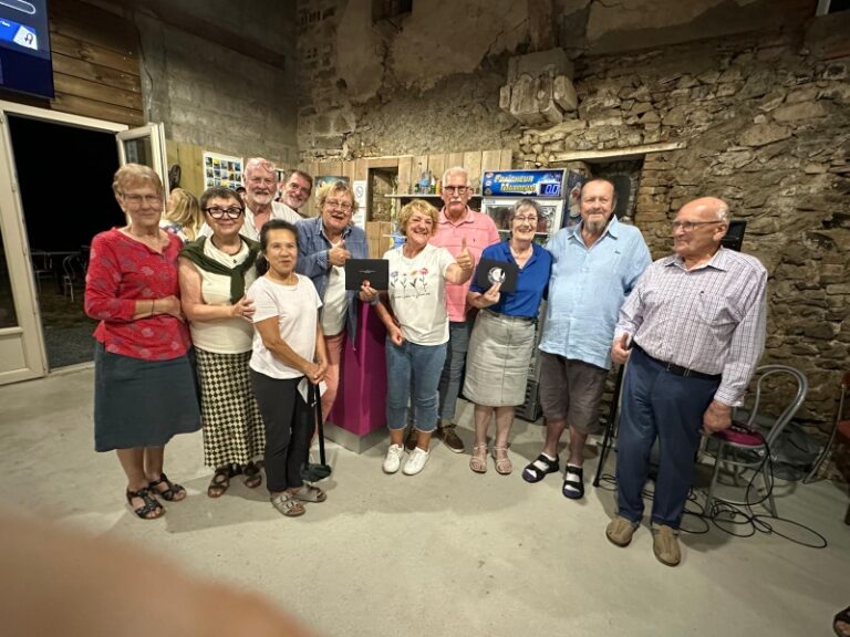 Les participants réunis lors de la soirée quiz organisée au camping Le Serpolin | Café Morning