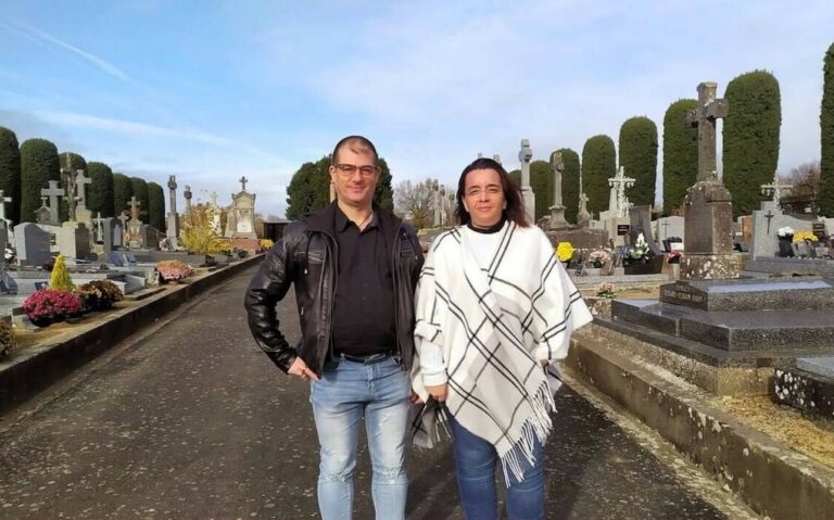 À Vezins, David Papin et Vanessa Zardet ont créé leur microentreprise, Papin-Zardet, À la mémoire des anges, pour accompagner les familles qui ne peuvent plus ou ne peuvent pas se déplacer afin d’entretenir la sépulture d’un proche.