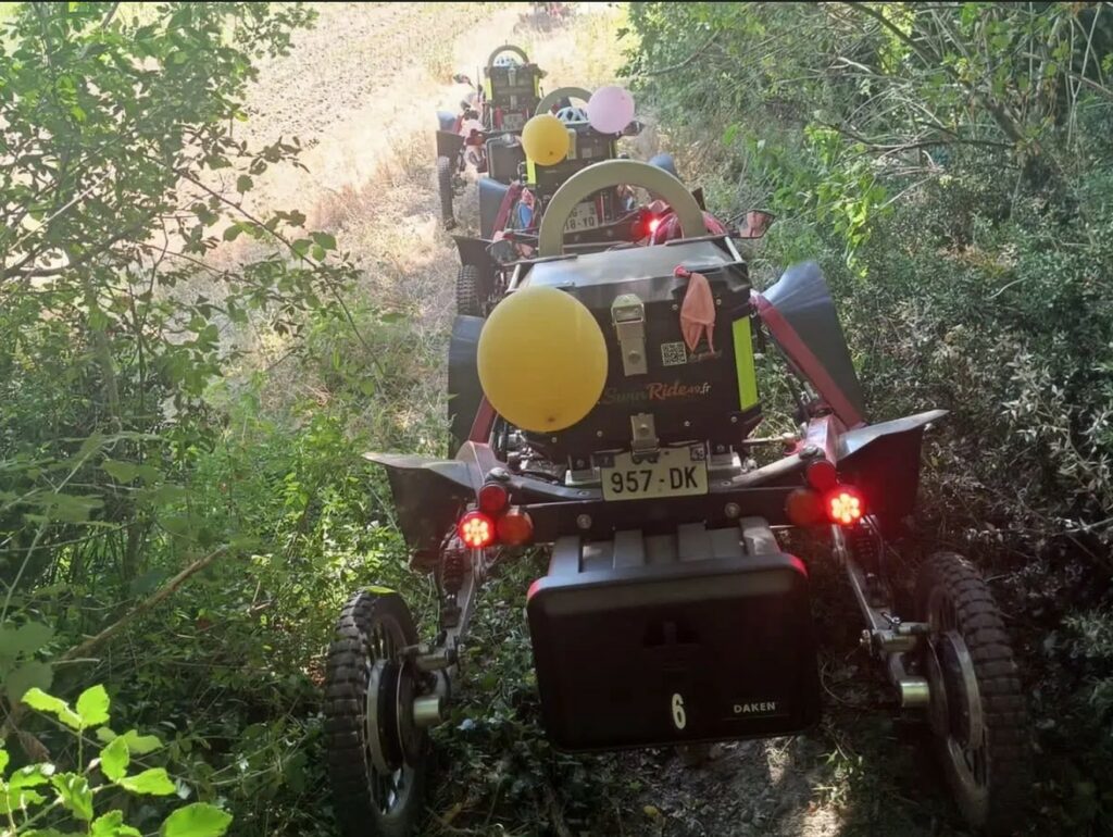 Descente d’un sentier lors de l’anniversaire d’Isabelle, d’où les petits ballons qui décorent les Swincars. | SwinRide49