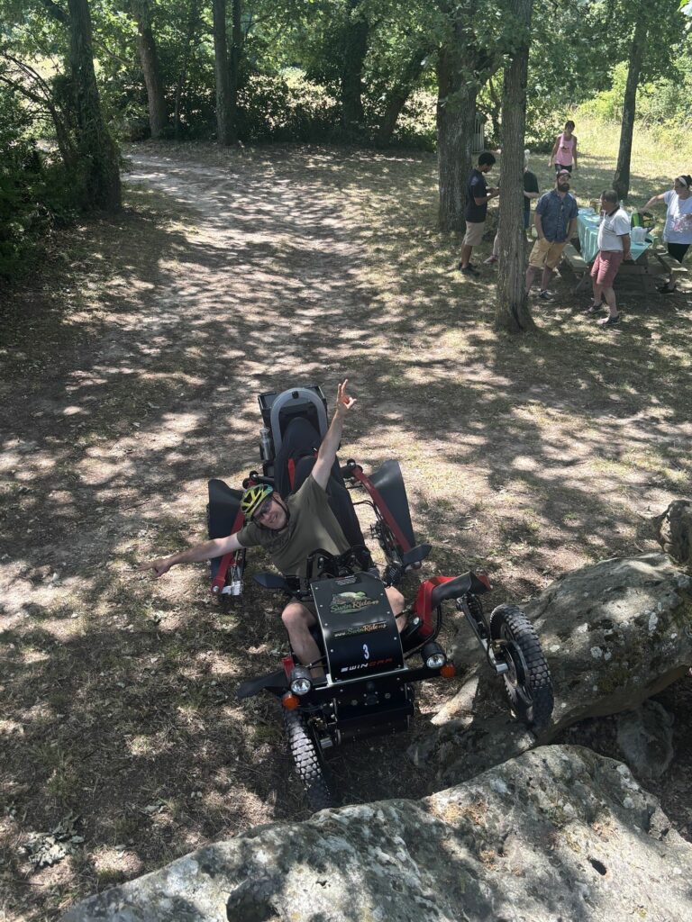 Le Swincar et son pilote en mode shooting photo, au cœur des paysages de l’Anjou. | SwinRide49