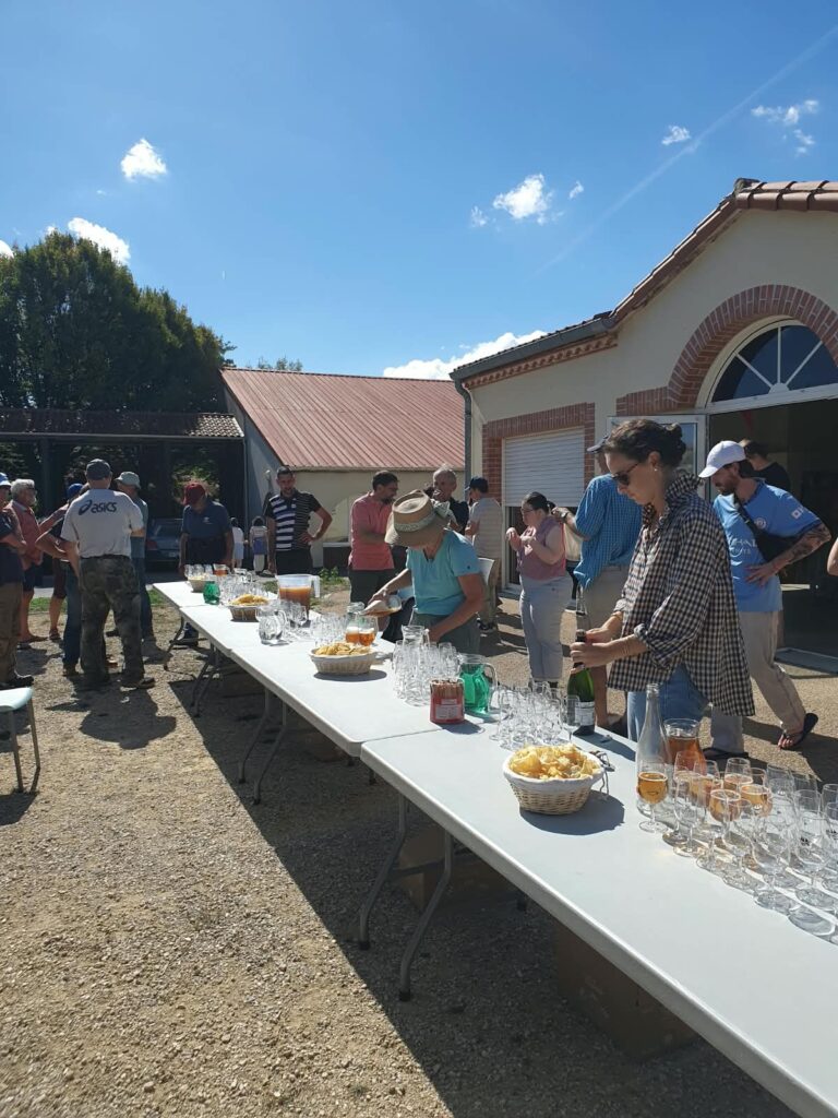 Une pause repas conviviale pour les participants aux vendanges ouvertes de La Rebellerie, autour d’un pique-nique partagé après l’apéritif offert par la communauté. | Catherine Keip