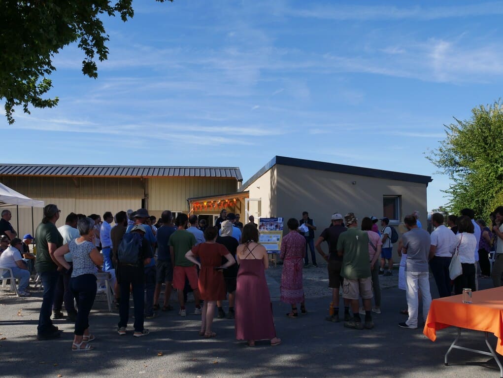 Les participants réunis lors de l’inauguration de la nouvelle conserverie de La Rebellerie, aux côtés des membres de L’Arche en Anjou et des différents partenaires du projet. | Catherine Keip