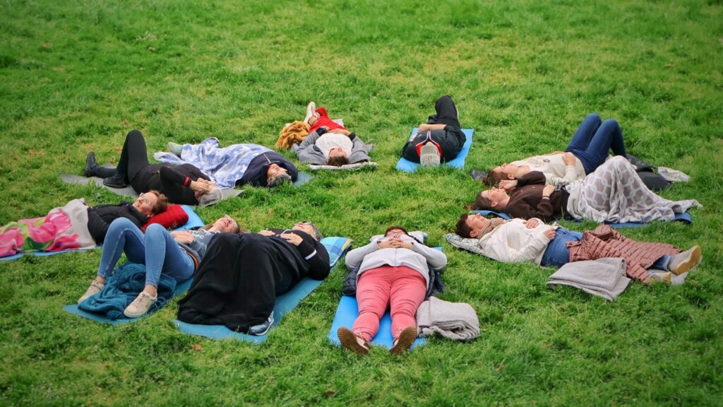 Participants allongés lors d’une séance de yoga du rire, entre rire libre, détente et relaxation. | Angéline Grivault