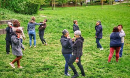 yoga-du-rire-angéline-grivault-nouveaux-clubs-doue-saint-paul-ecouflant-chemille (2) Les participants réunis en cercle pendant une séance de yoga du rire, autour d’exercices collectifs et ludiques. | Angéline Grivault