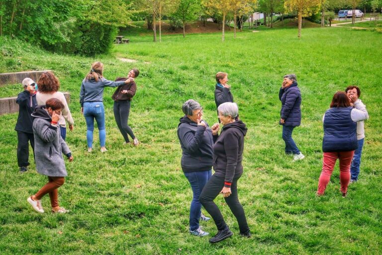 Les participants réunis en cercle pendant une séance de yoga du rire, autour d’exercices collectifs et ludiques. | Angéline Grivault