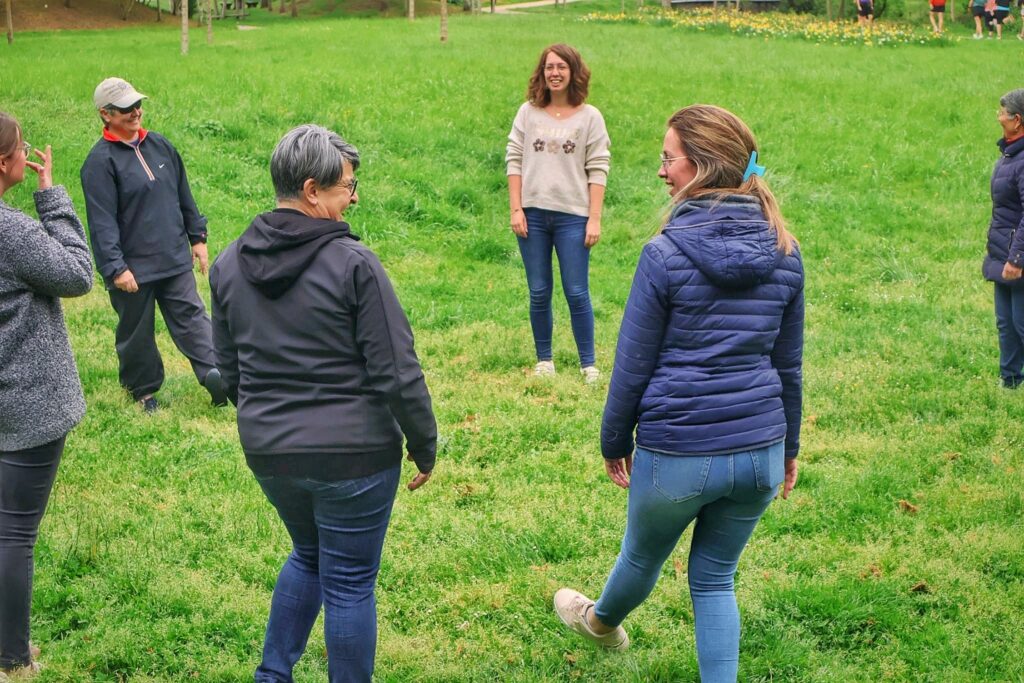 Le yoga du rire séduit de plus en plus d’adeptes en Anjou, lors de séances mêlant exercices collectifs, rire libre et relaxation. | Angéline Grivault